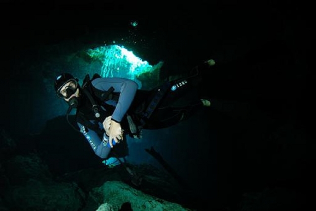  Cenote Tajmaha 的灯光游戏 